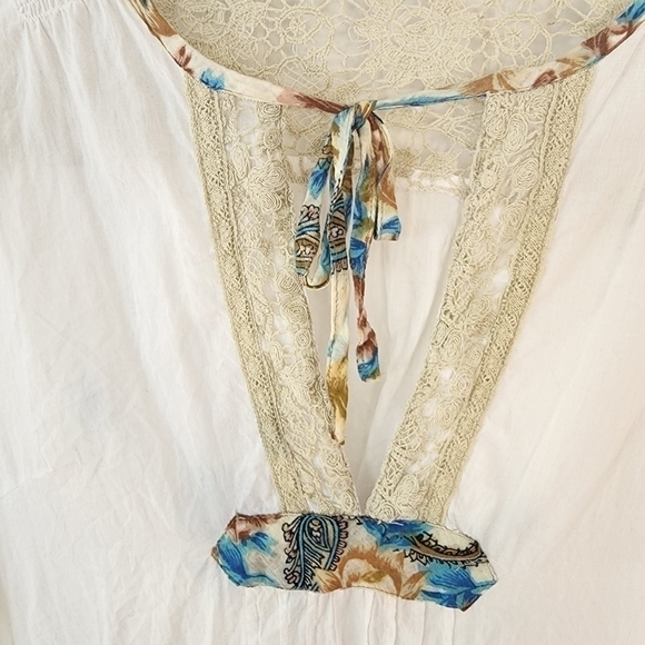 Vintage Havana cream light weight blouse w/ lace and flower pattern around neck. - Picture 3 of 10